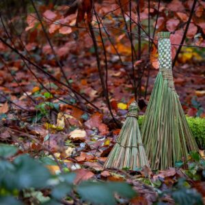 Besen flechten mit Wildpflanzen
